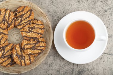 Bir tabak jöleli kurabiye ve bir fincan çay. Yüksek kalite fotoğraf