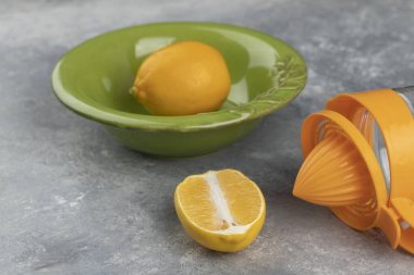 Yeşil bir dilim limon ve mermer zemin üzerinde boş bir cam sürahi. Yüksek kalite fotoğraf