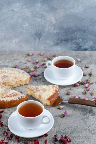 Yuvarlak, lezzetli bir pasta ve mermer bir arka planda çay. Yüksek kalite fotoğraf