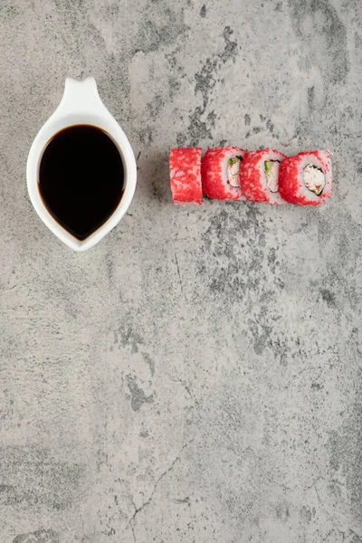 Molho Soja Tradicional Rolos Sushi Com Caviar Fundo Pedra Foto — Fotografia de Stock