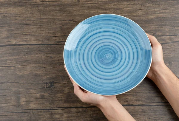 Vista Superior Das Mãos Homem Segurando Uma Placa Azul Vazia — Fotografia de Stock