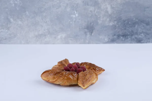 美味的覆盆子糕点放在石桌上 高质量的照片 — 图库照片