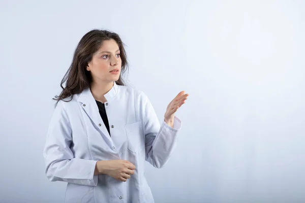 Retrato Jovem Médico Olhando Para Algo Fundo Branco Foto Alta — Fotografia de Stock