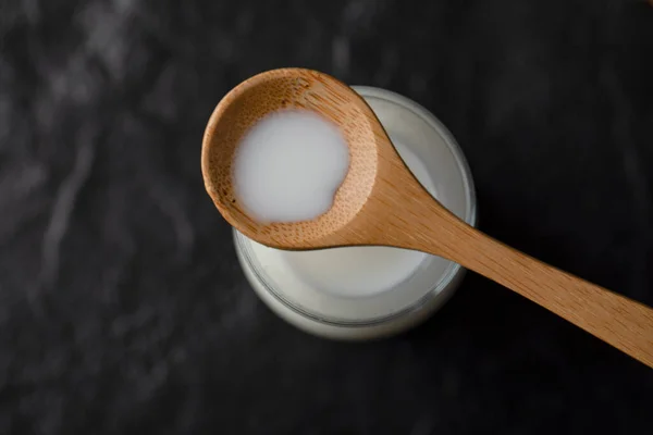 Cuchara Madera Con Leche Sobre Fondo Negro Foto Alta Calidad —  Fotos de Stock