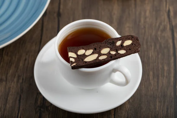 Una Taza Blanca Caliente Con Pastel Rodajas Colocado Mesa Madera —  Fotos de Stock