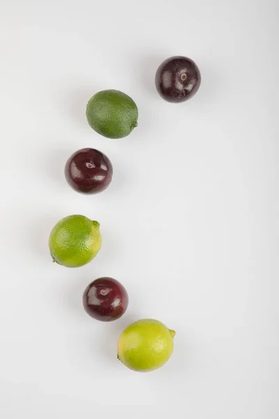 Färsk Lime Och Körsbär Plommon Isolerad Vit Bakgrund Högkvalitativt Foto — Stockfoto