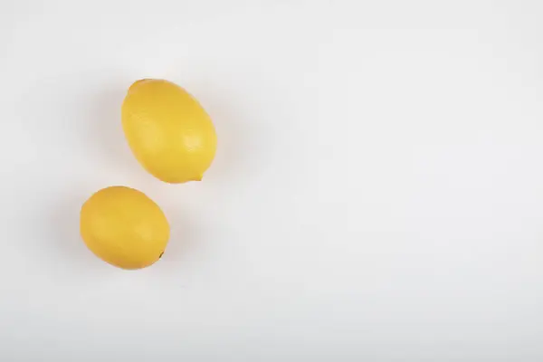 Två Gula Citroner Isolerade Vit Bakgrund Högkvalitativt Foto — Stockfoto