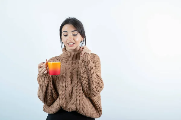 Bild Vacker Kvinna Stickade Kläder Som Håller Orange Kopp Högkvalitativt — Stockfoto