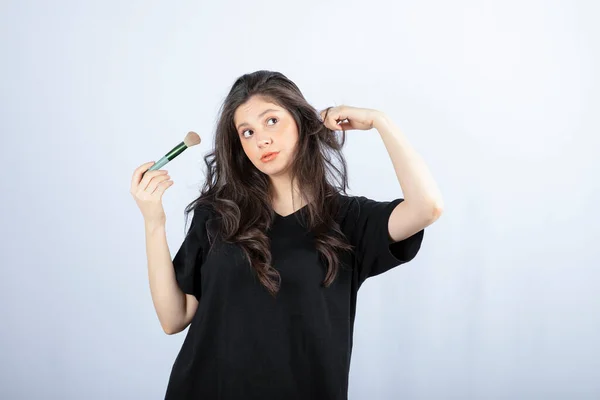 Retrato Modelo Joven Con Maquillaje Con Pincel Pie Sobre Fondo — Foto de Stock