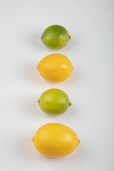 Limones Limas Jugosas Frescas Aisladas Sobre Fondo Blanco Foto Alta —  Fotos de Stock