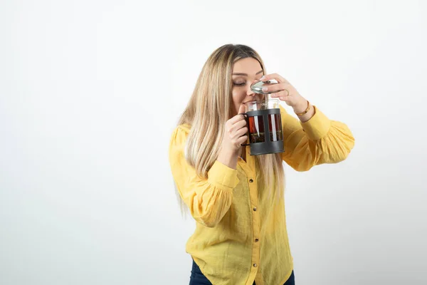 Foto Vacker Ung Kvinna Som Håller Glas Tekanna Högkvalitativt Foto — Stockfoto