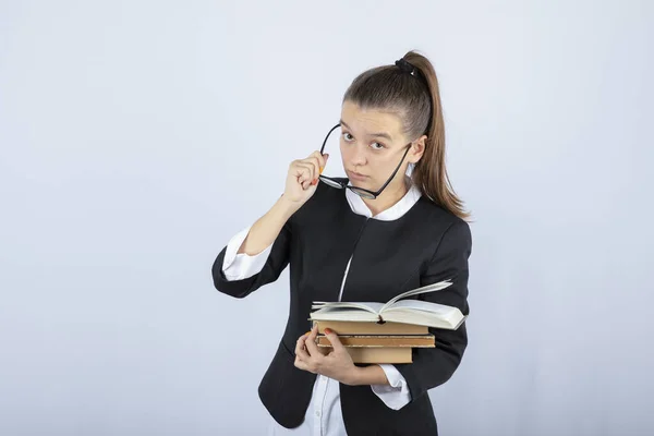 Retrato Estudante Usando Óculos Segurando Livros Sobre Fundo Branco Foto — Fotografia de Stock