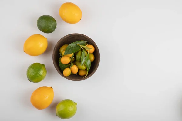 Taça Kumquats Frescos Limas Limões Sobre Fundo Branco Foto Alta — Fotografia de Stock