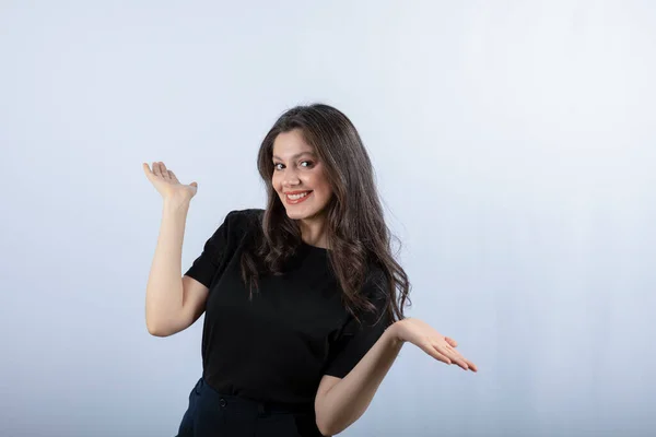 Retrato Jovem Mulher Roupa Preta Olhando Para Câmera Fundo Branco — Fotografia de Stock