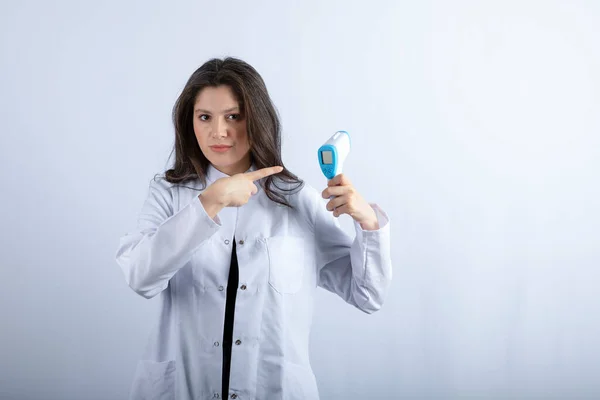 Photo Young Doctor Holding Thermometer White Background High Quality Photo — Stock Photo, Image