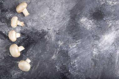 Mermer yüzeyine yerleştirilmiş lezzetli beyaz çiğ mantarlar. Yüksek kalite fotoğraf