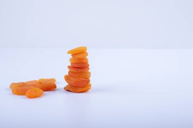 Beyaz arka planda kurumuş organik kayısılar var. Yüksek kalite fotoğraf