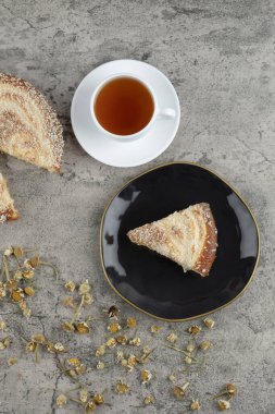 Taş zeminde bir fincan sıcak çayla nefis vanilyalı kek. Yüksek kalite fotoğraf