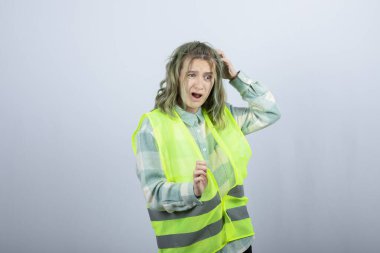 Üniformalı kadın mimarın portresi beyaz duvarın üzerinde şok etkisi yaratıyor. Yüksek kalite fotoğraf