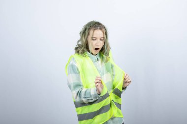 Üniformalı kadın mimarın portresi beyaz duvarın üzerinde şok etkisi yaratıyor. Yüksek kalite fotoğraf