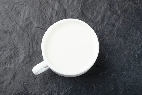 Egy Csésze Friss Ízletes Tej Fekete Háttérrel Kiváló Minőségű Fénykép — Stock Fotó
