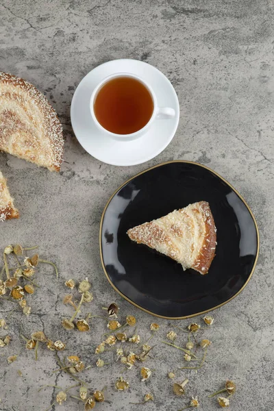 Taş zeminde bir fincan sıcak çayla nefis vanilyalı kek. Yüksek kalite fotoğraf