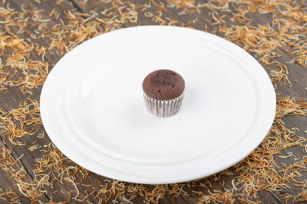 Chokladmuffins Vitt Papper Placerad Vit Platta Högkvalitativt Foto — Stockfoto