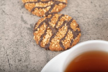 Beyaz fincanlı tatlı atıştırmalıklar taştan bir arka planda. Yüksek kalite fotoğraf