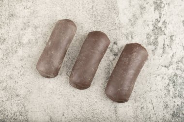 Taş yüzeyde lezzetli çikolata kaplı mini kekler. Yüksek kalite fotoğraf