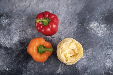 Çiğ tagliatelle makarnalı taze dolmalık biber. Yüksek kalite fotoğraf