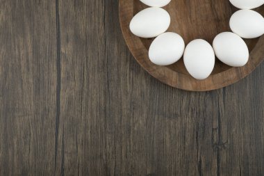 Tahtada çiğ beyaz yumurta ve bir şişe zeytinyağı. Yüksek kalite fotoğraf