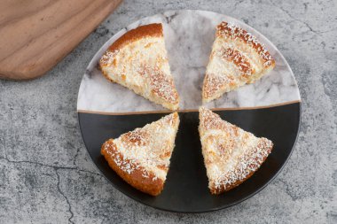 Mermer zemin üzerinde lezzetli kek parçaları olan bir tabak. Yüksek kalite fotoğraf