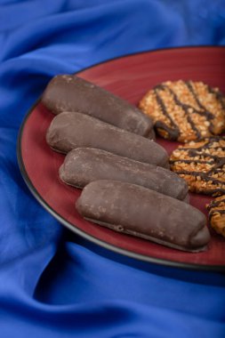 Bir kaseye konmuş çeşitli tatlı atıştırmalıklar. Yüksek kalite fotoğraf