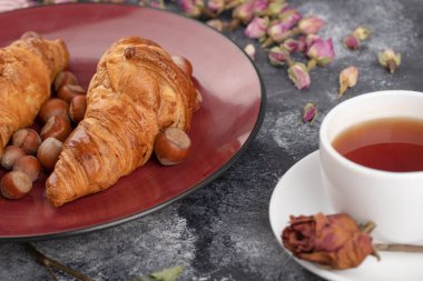 Kurutulmuş gül tomurcukları ve bir fincan sıcak çay. Yüksek kalite fotoğraf