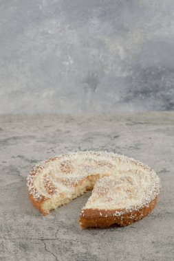 Mermer yüzeyine yerleştirilmiş lezzetli elmalı turta. Yüksek kalite fotoğraf