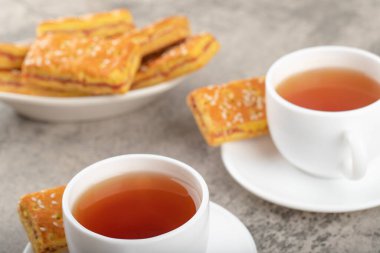 Taş masaya kraker konmuş beyaz çay fincanları. Yüksek kalite fotoğraf