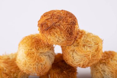 Türk tatlıları beyaz masaya kondu. Yüksek kalite fotoğraf