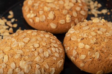 Siyah masaya yerleştirilmiş çok tahıllı kurabiyeler. Yüksek kalite fotoğraf