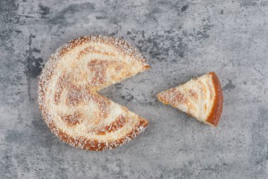 Mermer bir arka fona yerleştirilmiş yuvarlak ve lezzetli bir pasta. Yüksek kalite fotoğraf