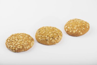 Beyaz arka plana yerleştirilmiş çok tahıllı kurabiyeler. Yüksek kalite fotoğraf