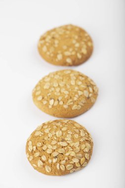 Beyaz arka plana yerleştirilmiş çok tahıllı kurabiyeler. Yüksek kalite fotoğraf