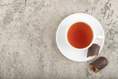 Üzerinde bir fincan siyah çay olan lezzetli kakaolu kekler. Yüksek kalite fotoğraf