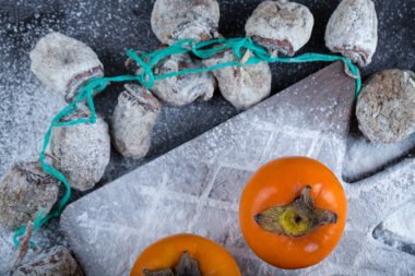 Tahta tahtada kurumuş hurma tozu ve hurmalarla lezzetli olgun hurmalar. Yüksek kalite fotoğraf