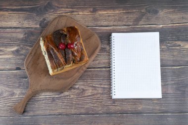 Ahşap zemin üzerinde bir dilim turta olan tahta kesme tahtası. Yüksek kalite fotoğraf