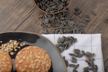 Tahta bir masanın üzerine yerleştirilmiş tahtadan bir kasede ayçiçeği tohumları. Yüksek kalite fotoğraf