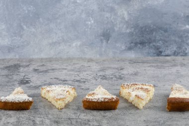Lezzetli kek parçaları mermer bir masaya konmuş. Yüksek kalite fotoğraf