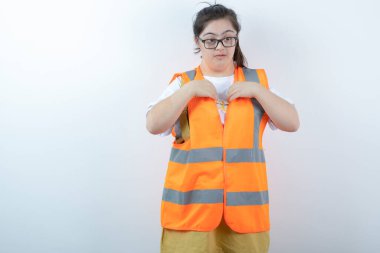 Gözlüklü güzel bayan mühendis üniformasını beyaz arka planda kontrol ediyor. Yüksek kalite fotoğraf