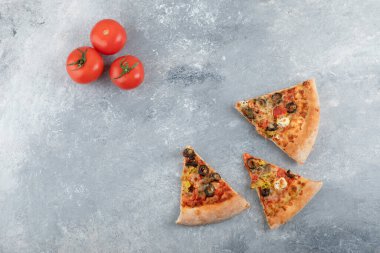 Beyaz arka planda taze kırmızı domatesli pizza dilimleri. Yüksek kalite fotoğraf