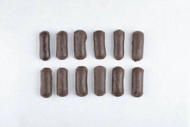 Beyaz arka planda izole edilmiş süt kremalı çikolatalı rulo. Yüksek kalite fotoğraf