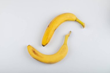 Beyaz arka plana yerleştirilmiş iki olgun sarı muz. Yüksek kalite fotoğraf